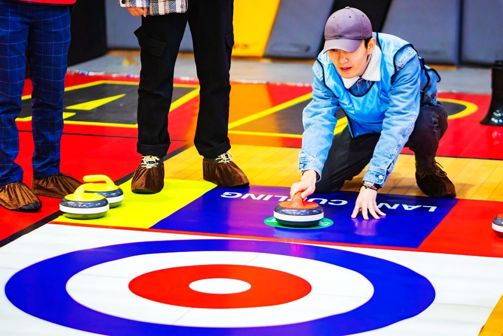 【乐行族│团建订制】趣味团建——体验绅士运动“旱地冰壶”，还有扎筏泅渡/攀岩等场地项目供选择。